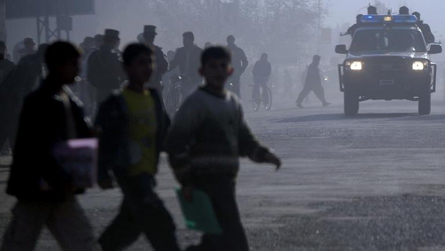 Des policiers afghans arrivent sur les lieux d'un attentat à Kaboul