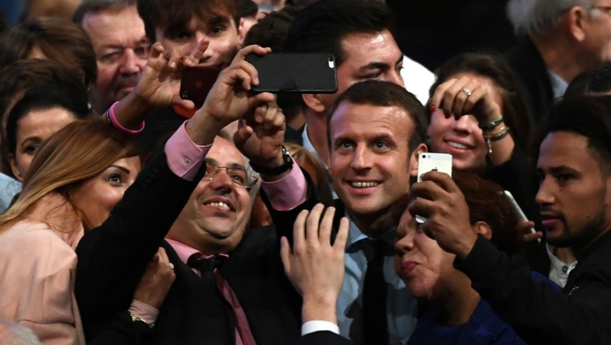 Emmanuel Macron entouré de ses partisans lors d'un meeting le 18 octobre 2016 à Montpellier