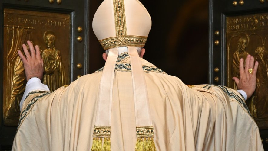 Le pape François ouvre la porte sainte de la basilique Saint-Pierre et lance le Jubilé de la miséricorde le 8 décembre 2015