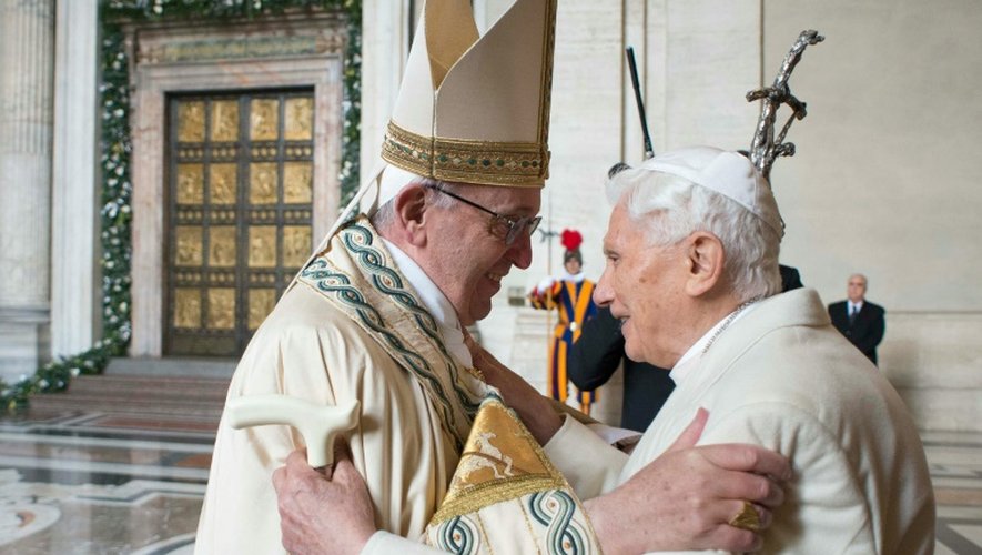 Le pape émérite Benoît XVI et le pape François dans la basilique Saint-Pierre au Vatican le 8 décembre 2015