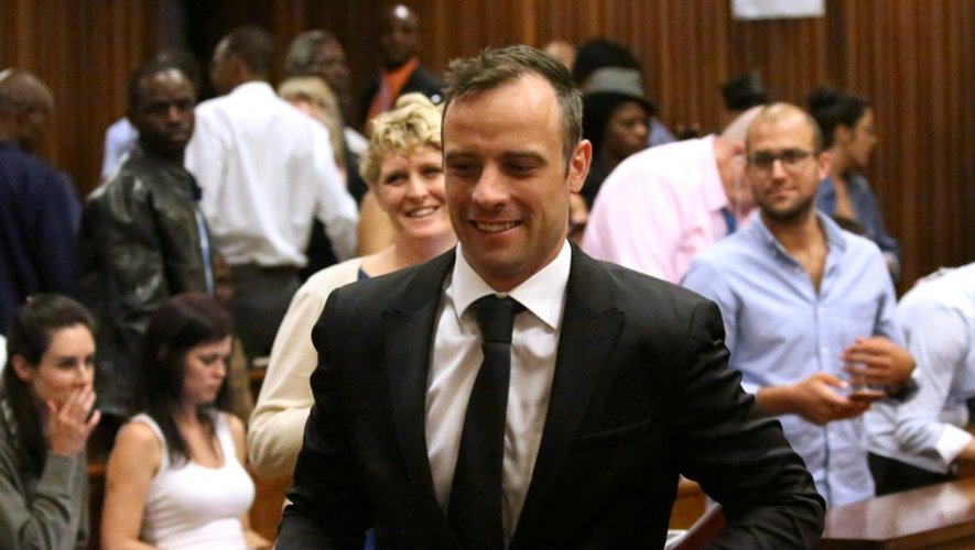 Oscar Pistorius sourit en quittant la Haute Cour de Pretoria le 8 décembre 2015