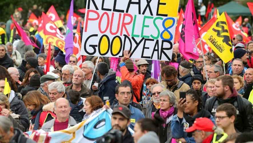 Manifestation de soutien aux 8 ex-salariés de Goodyear jugés en appel, devant le Palais de Justice d'Amiens le 19 octobre 2016