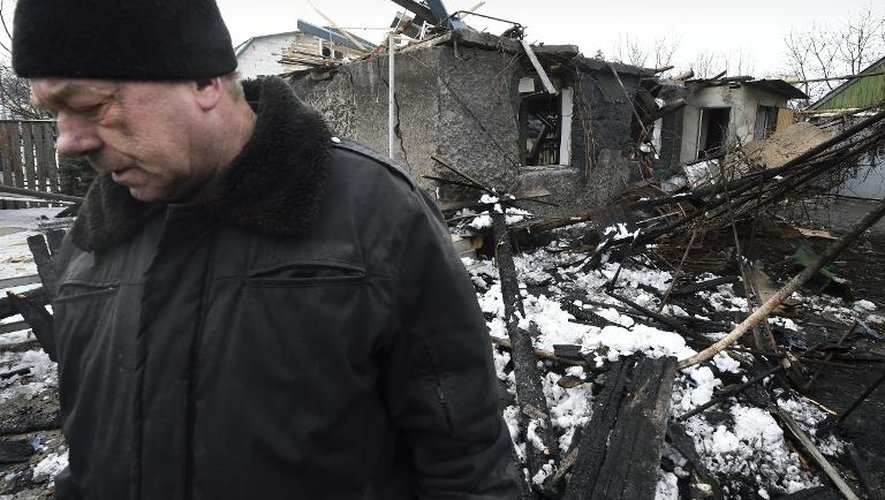 Un homme se tient à côté de sa maison détruite par les bombardements, à Donetsk, dans l'est de l'Ukraine, le 9 démcebre 2014