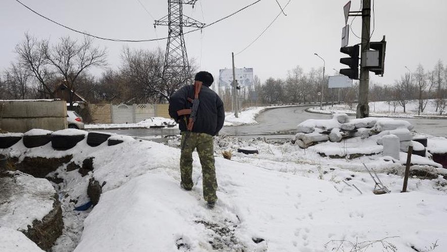 Un séparatiste prorusse se dirige vers un barrage tenu par les rebellles, le 9 décmebre 2014 à Donetsk dans l'est de l'Ukraine