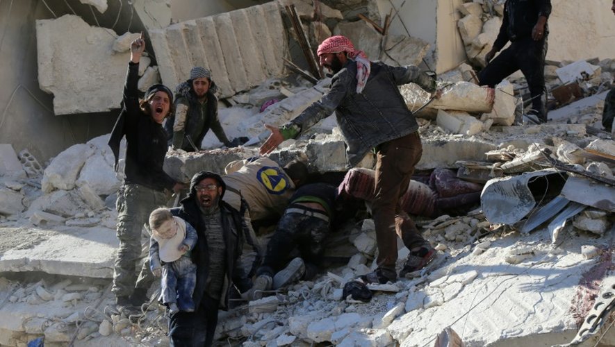 Des civils et des secouristes cherchent des victimes dans les décombres d'un bâtiment à la suite de frappes aériennes gouvernementales à Alep le 7 décembre 2015