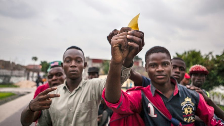 Des opposants congolais montrent un "carton jaune" au chef de l'Etat Joseph Kabila dans le cadre de la journée "villes mortes" pour exiger son départ, le 19 octobre 2016 à Kinshasa
