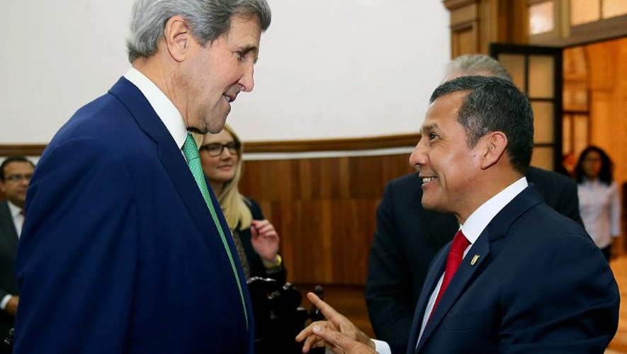 Le Secrétaire d'Etat John Kerry accueilli par le président péruvien Ollanta Humala le 11 décembre 2014 à Lima dans le cadre des négociations marathon sur le climat