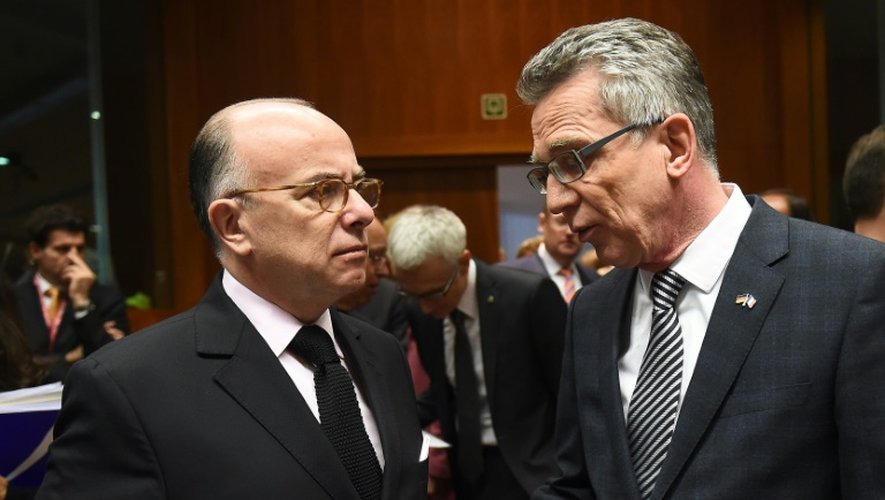 Les ministres de l'Intérieur français Bernard Cazeneuve (g) et allemand Thomas de Maizière  au Conseil européen à Bruxelles, le 20 novembre 2015