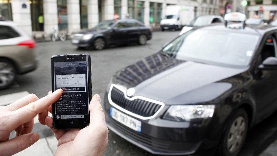 L'application UberPOP sur un smartphone, montrée le 10 décembre 2014 à Paris