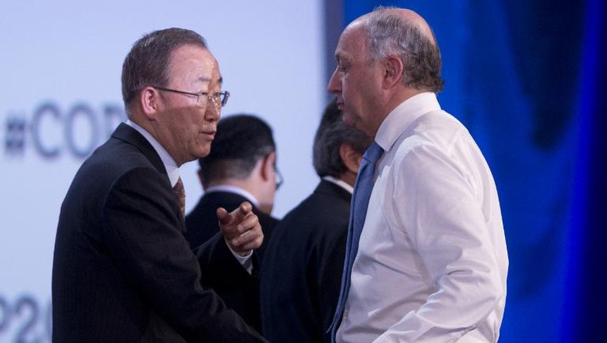 Le ministre des Affaires étrangères Laurent Fabius et le secrétaire général de l'ONU Ban Ki-moon à Lima (Pérou) le 11 décembre 2014