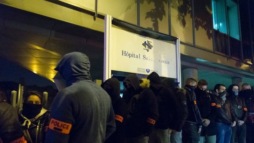Des policiers manifestent dans la nuit du 18 au 19 octobre 2016 devant l'hôpital Saint-Louis à Paris, où leurs collègues blessés à Viry-Châtillon sont hospitalisés