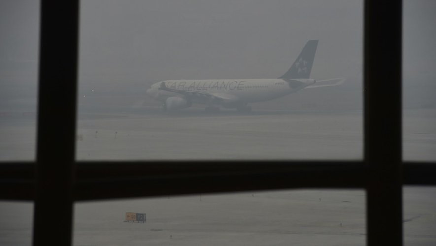 L'aéroport de Pékin, le 8 décembre 2015, sous un épais brouillard de pollution