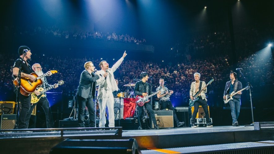 Photo publiée par Livenation montrant Bono, le leader du groupe Bono (3e à g), et Jesse Hughes (4e à d), le chanteur du groupe américain Eagles of Death Metal, sur la scène de l'AccorHotels Arena à Paris le 7 décembre 2015