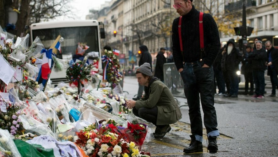 Jesse Hughes (D) et Julian Dorio, membres du groupe Eagles of Death Metal rendent hommage aux victimes des attaques du 13 novembre au Bataclan à Paris, le 8 décembre 2015