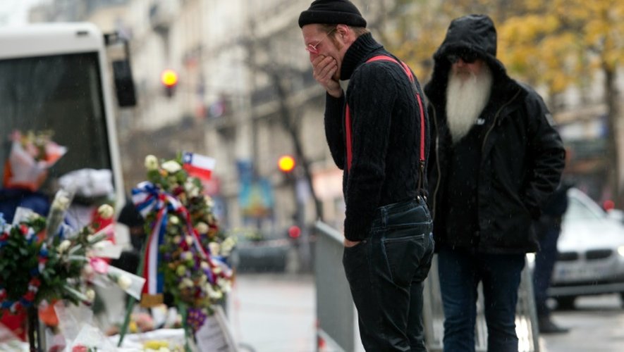 Le chanteur du groupe Eagle of Death Metal Jesse Hughes (G) et le guitariste Dave Catching rendent hommage aux victimes du Bataclan le 8 décembre 2015 à Paris