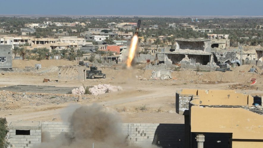 Une fusée lancée par les forces irakiennes près de Ramadi le 7 décembre 2015