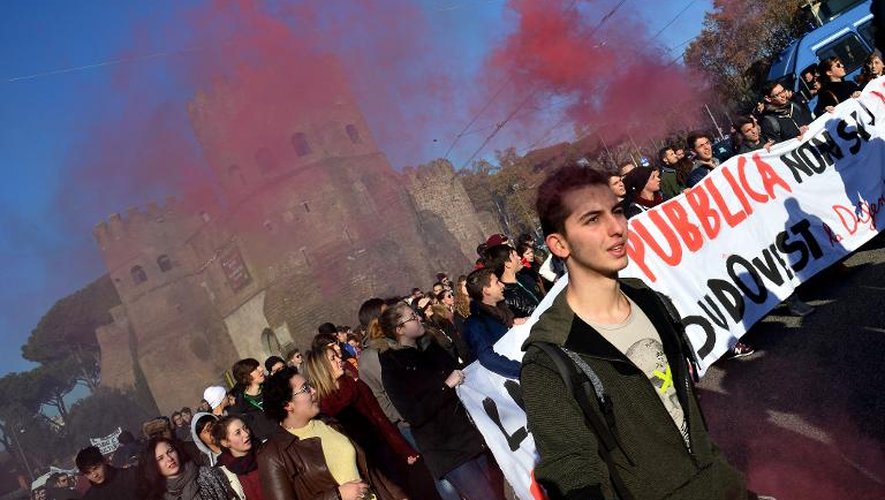 Des étudiants dans le cortège des manifestants participant à la grève générale en Italie à l'appel de deux grandes confédérations syndicales, le 12 décembre 2014 à Rome