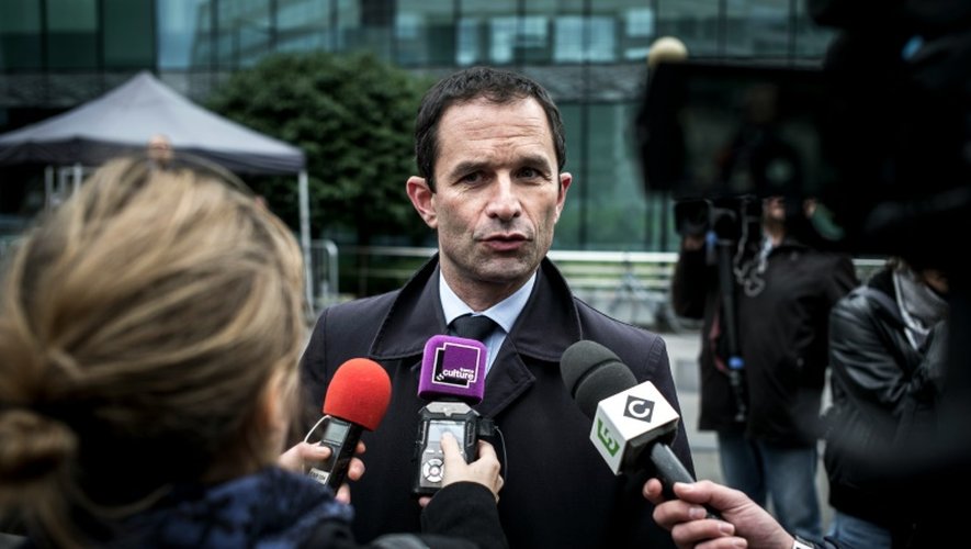 Benoît Hamon candidat à la primaire de la gauche, venu soutenir la rédaction de iTELE, répond aux journalistes devant le siège de la chaîne à Boulogne-Billancourt, le 19 octobre 2016