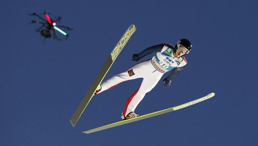 Un drone (en haut à gauche) filme un skieur lors d'une compétition, le 7 décembre 2014 à Lillehammer, en Norvège