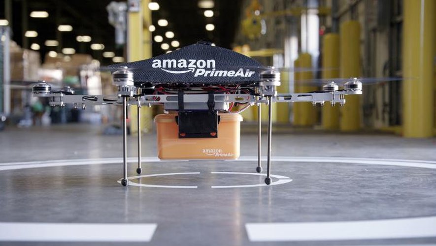 Photo non datée fournie par Amazon en décembre 2013 montrant son mini-drone susceptible de transporter, à terme, de petits colis directement aux particuliers