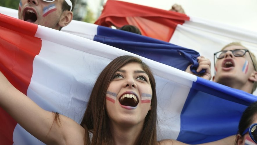 Les Français sont attachés à l'école publique gratuite et obligatoire (93%) et au drapeau tricolore (90%), loin devant le président de la République (48%) ou l'équipe de France de football (37%)