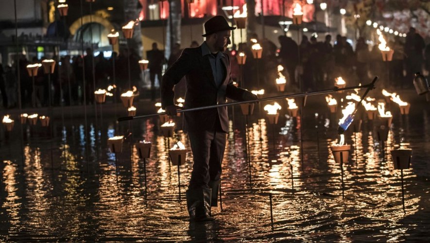 Un homme allume une bougie pour la fête des lumières à Lyon le 8 décembre 2015