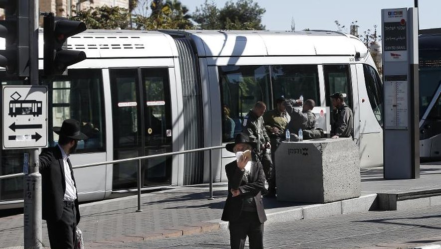 Des juifs orthodoxes près d'un arrêt de tramway à Jérusalem est, le 6 novembre 2014