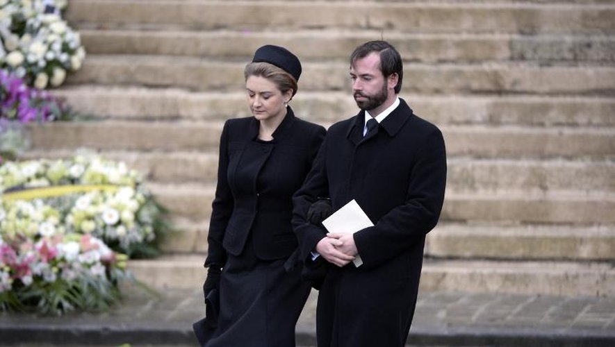 Le prince Guillaume (d) de Luxembourg et la comtesse belge Stéphanie de Lannoy prennent part aux funérailles de la reine Fabiola à Bruxelles, le 12 décembre 2014