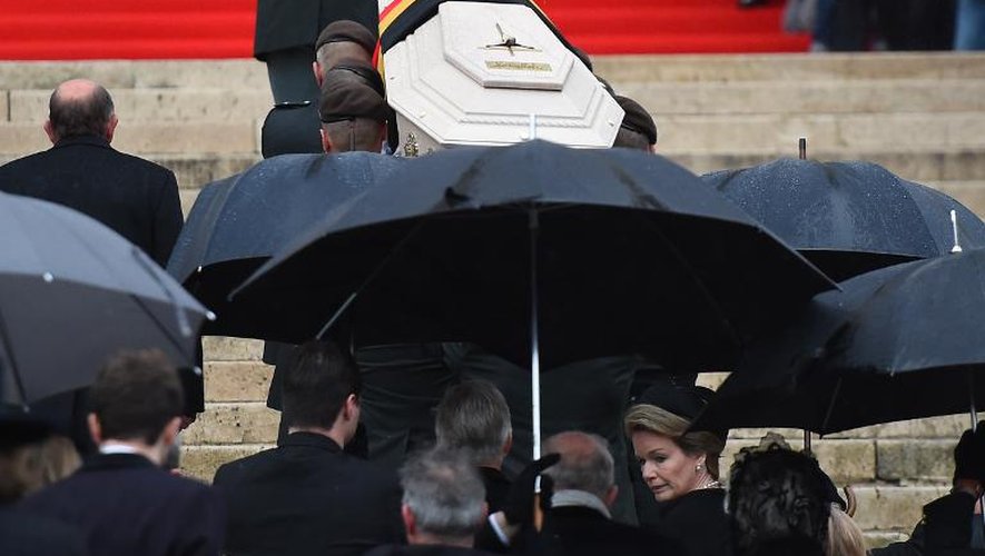 La reine Mathilde de Belgique (tournée) et des membres de sa famille accompagnent le cercueil renfermant le corps de la reine Fabiola sur le parvis de la cathédrale des Saints Michel et Gudule à Bruxelles, le 12 décembre 2014