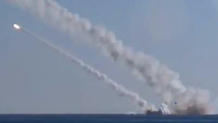 Image tirée d'une vidéo disponible sur la page Facebook du ministère de la Défense russe montrant des tirs de missiles depuis un sous-marin en Metirrannée, le 8 décembre 2015