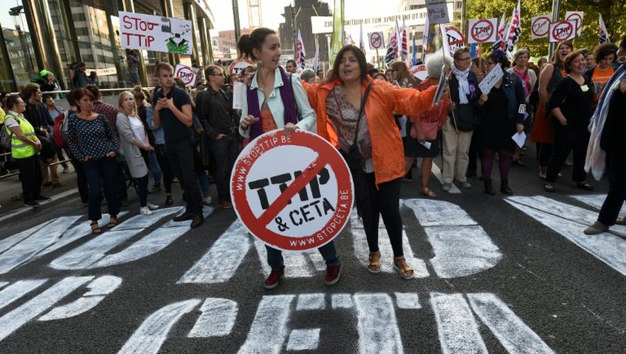 Des manifestants anti-TTIP et CETA à Bruxelles le 20 septembre 2016