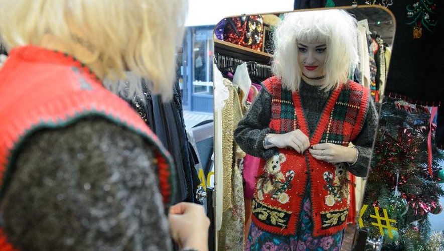 Une cliente essaie, le 5 décembre 2014, un Christmas Jumper dans une boutique branchée du centre de Londres