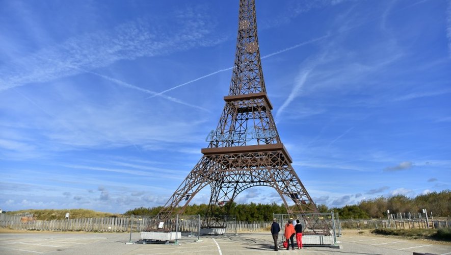 "Depuis un mois, tous les week-ends, on constate un afflux de personnes qui viennent voir cette Tour Eiffel face à la mer", déclare le maire de Saint-Hilaire, Laurent Boudelier