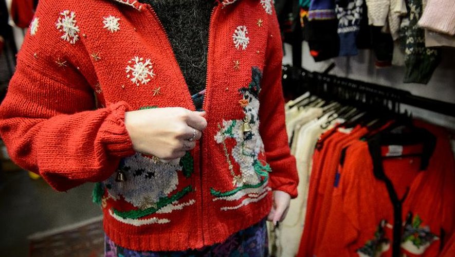 Une cliente essaie, le 5 décembre 2014, un Christmas Jumper dans une boutique branchée du centre de Londres