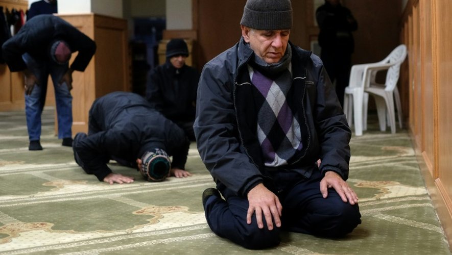 Des musulmans prient dans une mosquée à Jersey City, dans le New Jersey le 7 décembre 2015