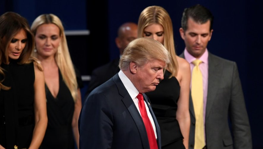 Donald Trump, entouré de sa famille dont sa femme Melania (G) et son fils Donald Jr (D), le 19 octobre 2016 à Las Vegas