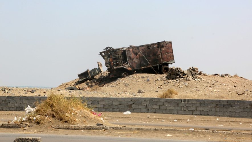 Un véhicule détruit dans le port de Hodeihah, le 13 octobre 2016 au Yémen