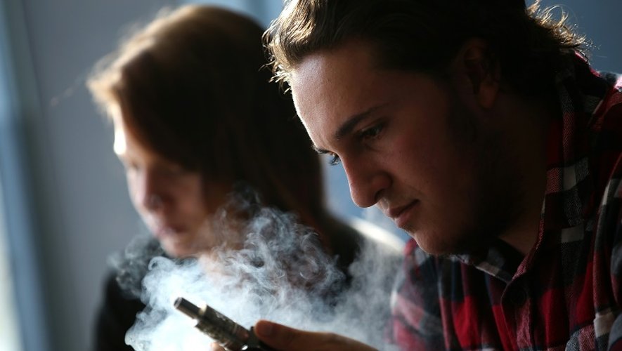 Un consommateur de cigarette électronique le 28 janvier 2015 à San Rafael en Californie