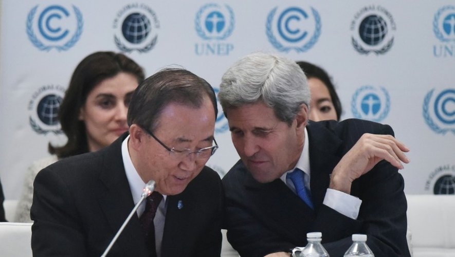 Le secrétaire d'Etat américain John Kerry (d) s'entretient avec le secrétaire général de l'ONU Ban Ki-moon lors de la conférence sur le climat au Bourget le 8 décembre 2015