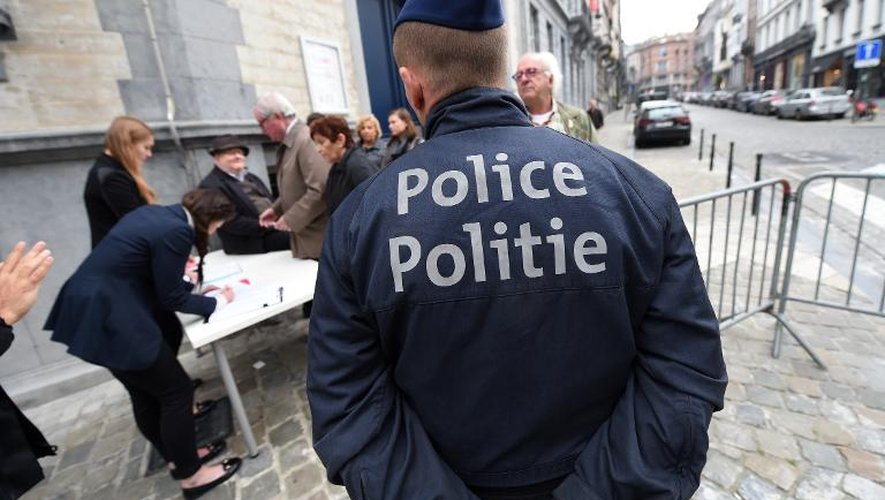Un policier belge devant le Musée juif de Bruxelles le 14 septembre 2014