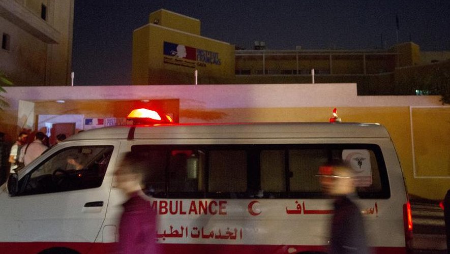 Une ambulance devant le cente culturel français à Gaza le 8 octobre 2014