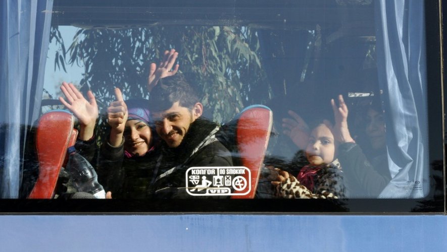 Des Syriens dans un bus quittent le quartier de Waer à Homs le 9 décembre 2015