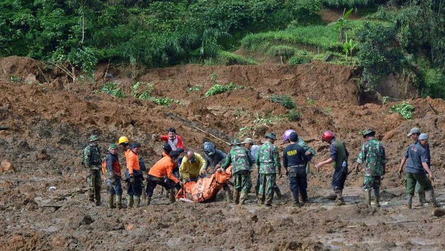 Des sauveteurs à la recherche de victimes d'un glissement de terrain le 13 décembre 2014 à Banjarnegara, sur l'île de Java