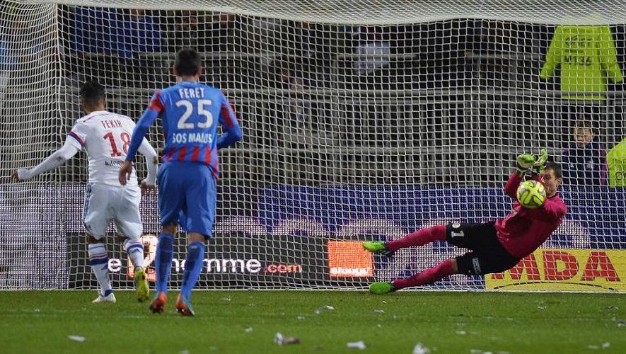 Le gardien caennais Rémy Vercoutre stoppe le penalty du milieu offensif lyonnais Nabil Fekir, à Gerland, le 12 décembre 2014