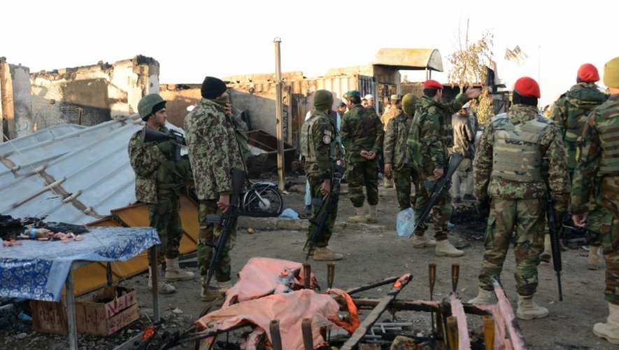 Des soldats afghans rassemblés près de l'aéroport de Kandahar le 9 décembre 2015