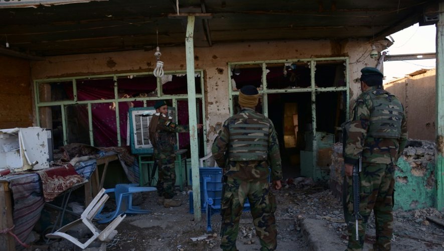 Des soldats afghans inspectent des immeubles à l'aéroport de Kandahar le 9 décembre 2015
