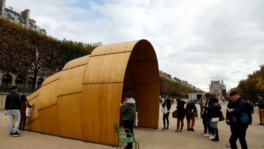 Une installation du designer israélien Ron Arad exposée dans le Jardin des Tuileries, le 19 octobre 2016 à Paris