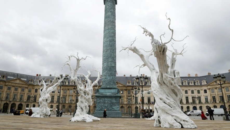 Des sculptures en aluminium de l'artiste suisse Ugo Rondinone exposées place Vendôme à Paris dans le cadre de la Fiac, le 20 octobre 2016