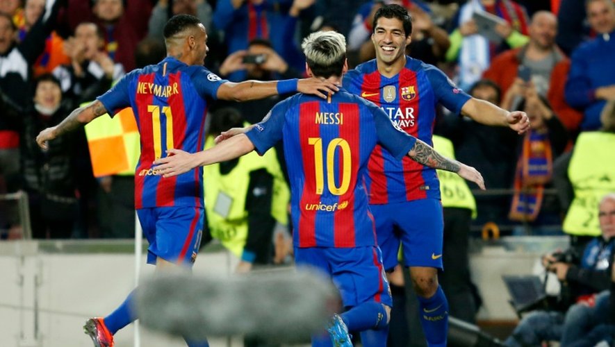 Lionel Messi, le grand artisan de la victoire du Barça contre Manchester City, félicité par ses coéquipiers, le 19 octobre 2016 au Camp Nou