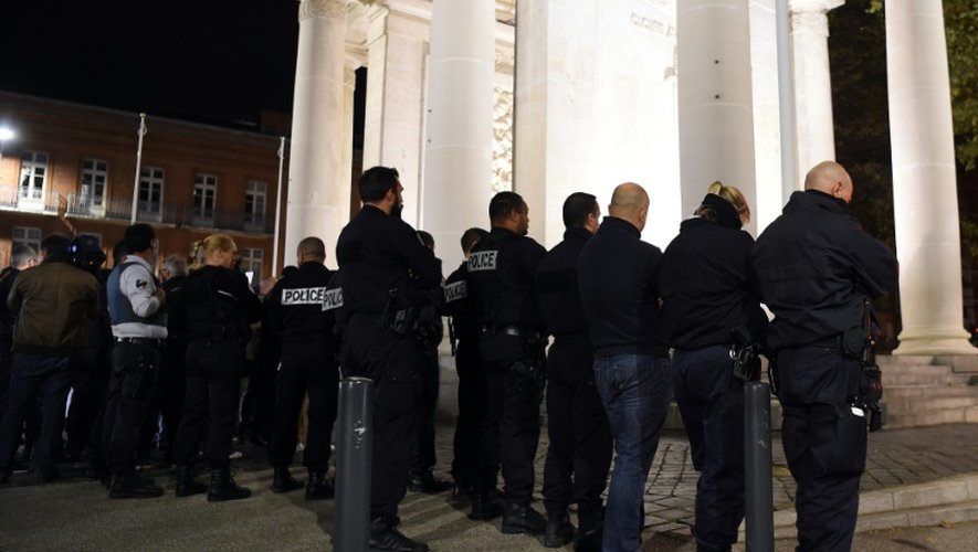 Des officiers de police se rassemblent pour exprimer leur ras-le-bol devant le monument aux morts à Toulouse le 19 octobre 2016